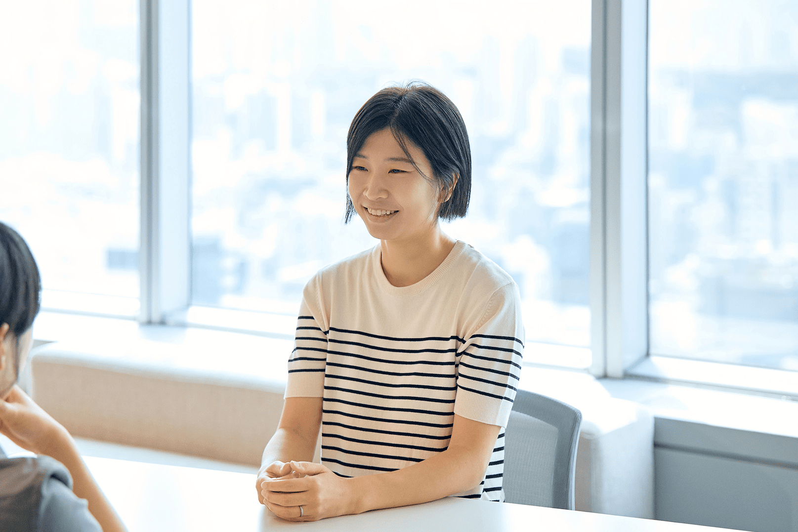 토스 인터뷰 사진. 창가 회의실에서 인터뷰에 응하는 제작자의 모습.